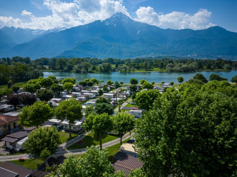 Campeggio La Torre sul lago di como immerso nel verde